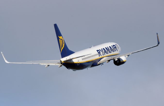 Muž z Británie sa mal vyhrážať bombou počas letu Ryanairu, skončil v rukách polície