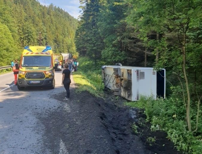 Na Donovaloch havaroval autobus s desiatkami detí, zranilo sa niekoľko osôb (foto)