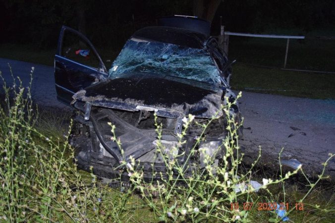 Opitý vodič nezvládol riadenie a napálil to rovno do elektrického stĺpa (foto)