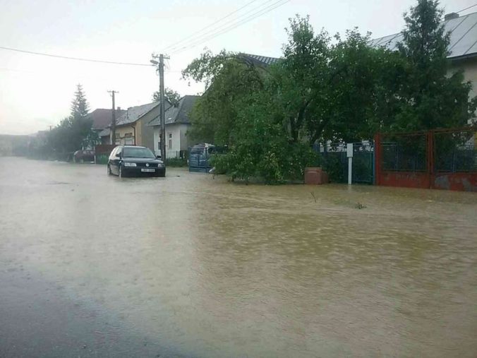 Prešovský kraj je po záplavách v pohotovosti, cestári odstraňujú škody