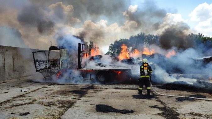 Auto so slamou zhorelo do tla, hasiči bojovali s požiarom niekoľko hodín (foto)