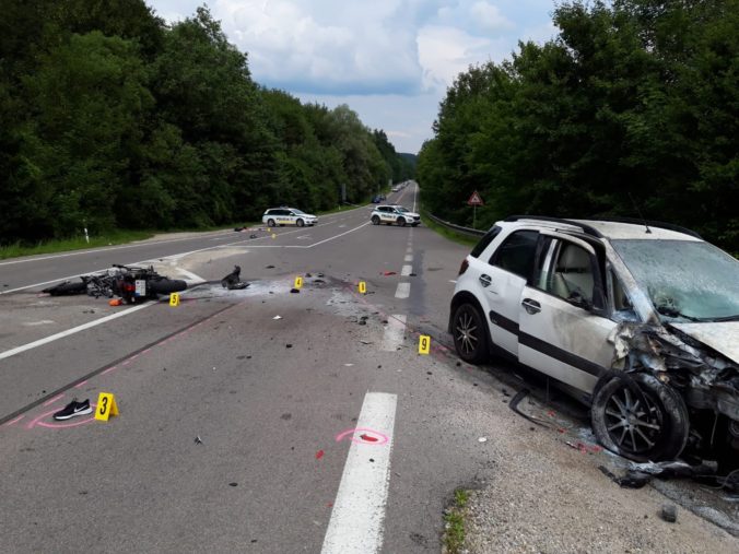 Zrážku s autom neprežili dvaja ľudia, k tragickej nehode došlo medzi Považskou Bystricou a Belušou