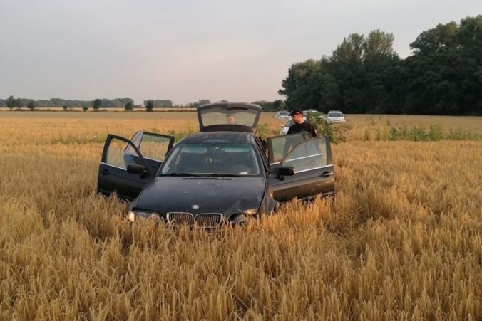 Bavorák skončil po naháňačke s policajtmi v poli, posádka viezla v aute podozrivé látky