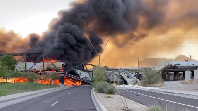 Na moste v Arizone sa vykoľajil nákladný vlak, časť horiaceho mostu sa aj s vozňami zrútila
