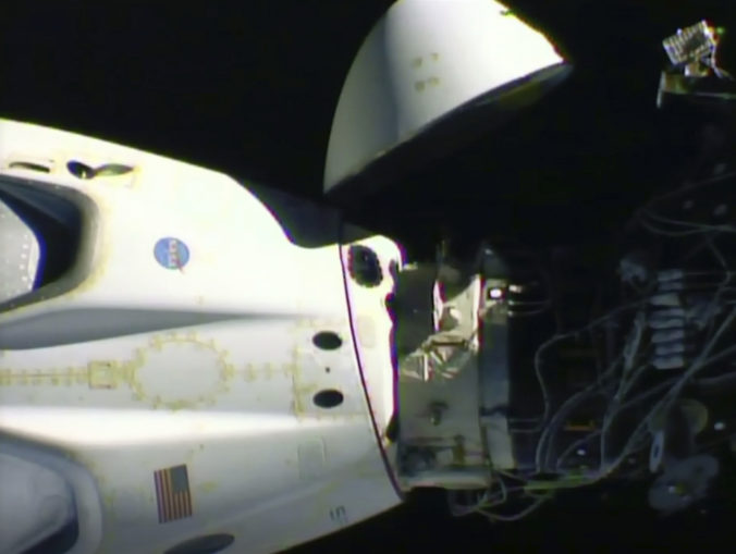 Crew Dragon smeruje na Zem, odpojenie od Medzinárodnej vesmírnej stanice bolo úspešné (naživo)