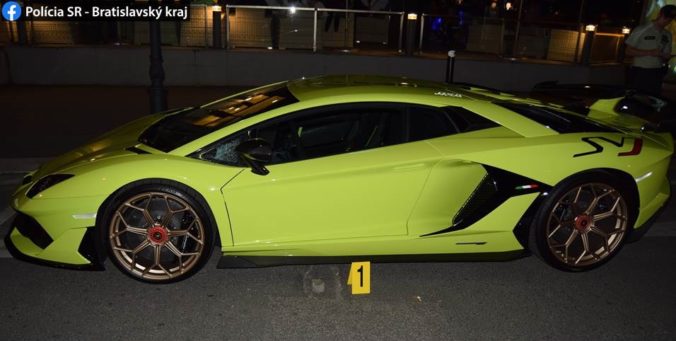 Neznámy páchateľ v Bratislave poškodil luxusné Lamborghini (foto)