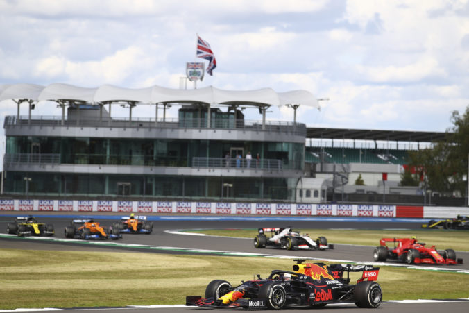 Záver Veľkej ceny Anglicka sprevádzali okrem triumfu Hamiltona aj viaceré problémy s pneumatikami, Pirelli to vyšetruje