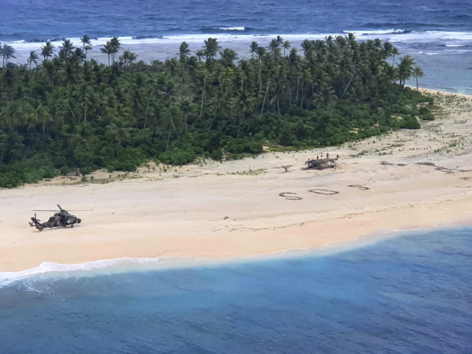 Muži prežili scénu ako z filmu, z opusteného ostrova ich zachránili len vďaka nápisu v piesku (foto)