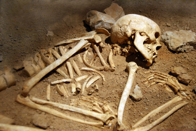 Žena cestovala s kosťami svojho mŕtveho manžela, rozhodla sa vykopať mu nový hrob