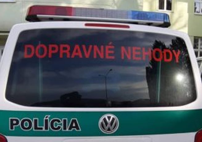 Nehoda pri Sľažanoch si vyžiadala jednu obeť, auto skončilo prevrátené na streche (foto)