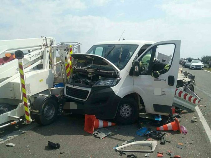 Na D2 v smere do Bratislavy sa zrazili dve dodávky a kamión, zahynul pracovník údržby (foto)