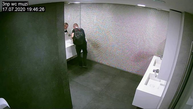 Polícia pátra po mužovi, ktorý so zbraňou v ruke lúpil v nitrianskej banke (foto)