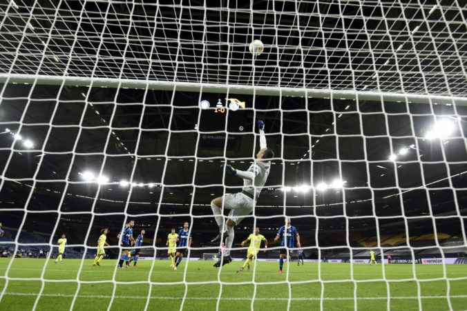 Škriniar postúpil s Interom do štvrťfinále, Škrtelov Basaksehir v Európskej lige dohral