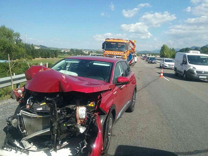 V Liptovskom Mikuláši sa na D1 zrazilo osobné auto s cestárskym, medzi zranenými sú deti (foto)