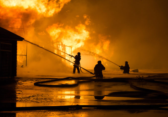 Domov dôchodcov v Zemianskych Kostoľanoch v noci zachvátil požiar, dvaja ľudia zomreli