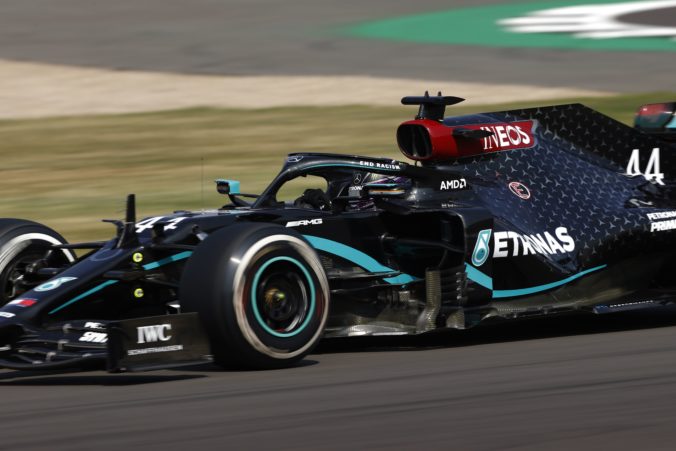 Lewis Hamilton nesúhlasí so znížením platu, v Mercedese však nepochybujú o dohode