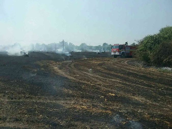 Strnisko a balíky slamy pri obci Okoč začali horieť, na mieste zasahujú hasiči (foto)