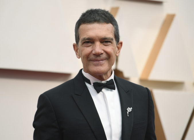 Koronavírusom sa nakazil ďalší slávny herec, Antonio Banderas oslavoval narodeniny v karanténe