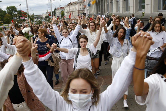 Po Minsku pochodovali stovky žien s kvetmi, vyjadrili tak podporu zraneným demonštrantom (foto)