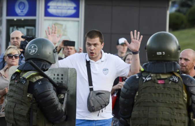 Protesty v Bielorusku pokračujú aj po odchode Cichanovskej. Nezastrašíte nás, tvrdia demonštranti (foto)