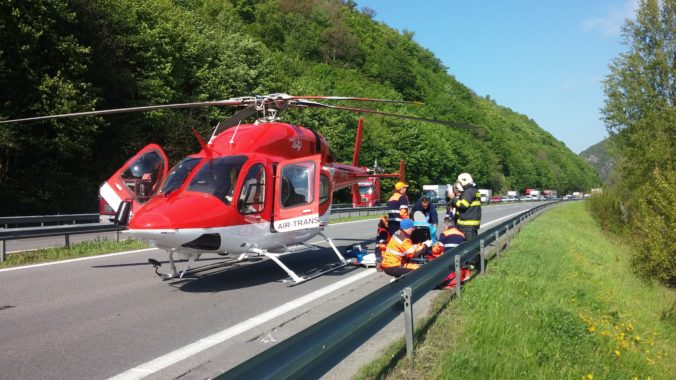 Záchranársky vrtuľník zasahoval pri zrážke auta s dodávkou, medzi zranenými boli aj dve deti