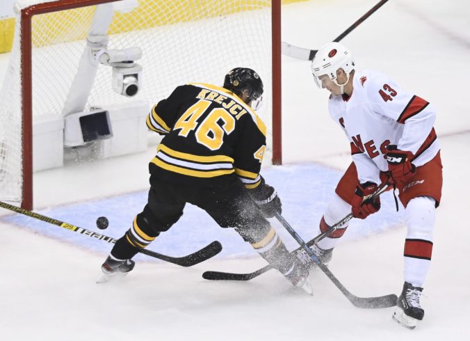 Zápas Bostonu s Carolinou priniesol aj jeden sporný moment, Pánik a Tatar na úvod play-off NHL s prehrami (video)