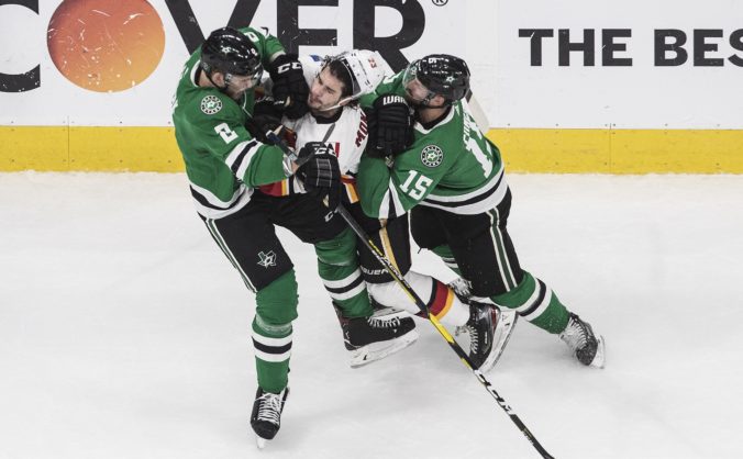 Chára chytil Svečnikova pod krk, Dallas aj Columbus vyrovnali série úvodného kola play-off NHL (video)