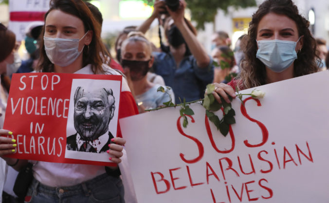 Násilné protesty v Bielorusku pokračujú, robotníci nešli do práce a do ulíc vyšli aj ženy (video)