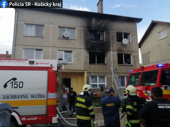 V obci Žehra vypukol v bytovke požiar, polícia evakuovala desiatky ľudí (foto)