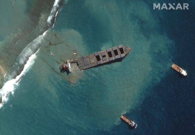 Uviaznutá japonská loď pri Mauríciu sa rozpadla. Na palube by mohli byť stále tony ropy