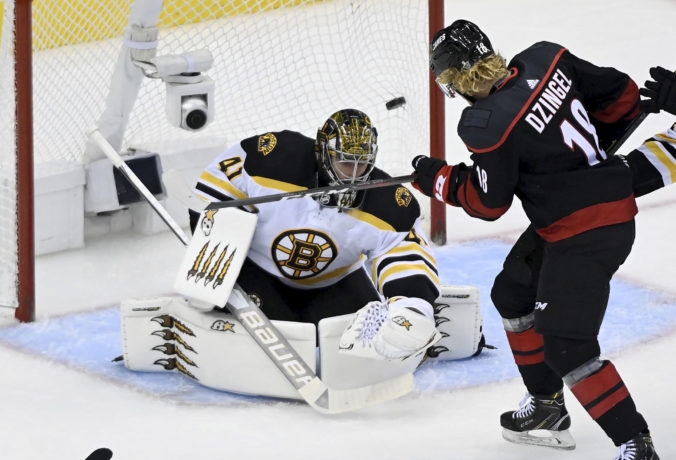 Boston s Halákom a Chárom v play-off NHL predviedol skvelý obrat, blízko k postupu je aj Černák