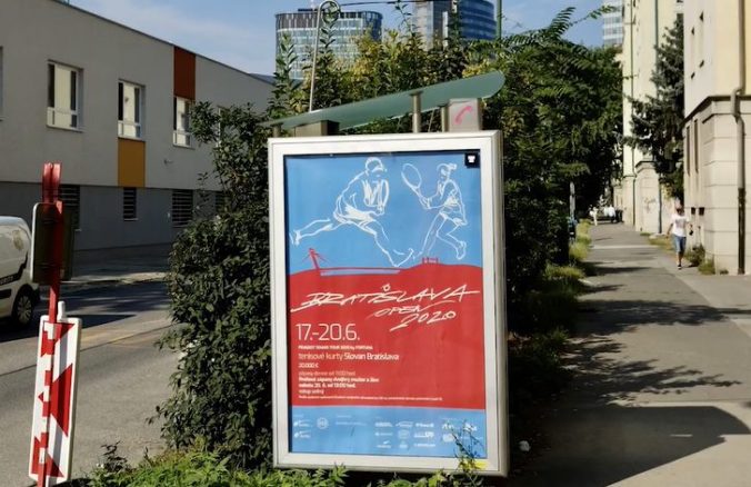Bratislava sa zbavuje „vizuálneho smogu“, postupne likviduje reklamné stavby (video)