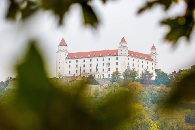 Bratislavský hrad vysvietia na bielo-červeno, Slovensko prejavuje solidaritu s Bieloruskom