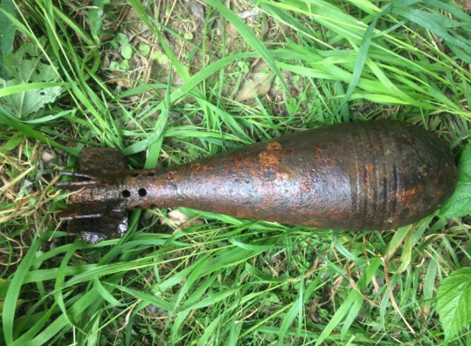 Muž z okresu Svidník našiel pred domom delostreleckú mínu z 2. svetovej vojny