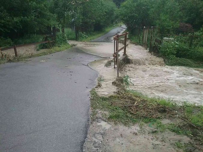 Silný dážď zalial obce Milpoš a Hanigovce v okrese Sabinov, voda vyčíňala aj v Humennom