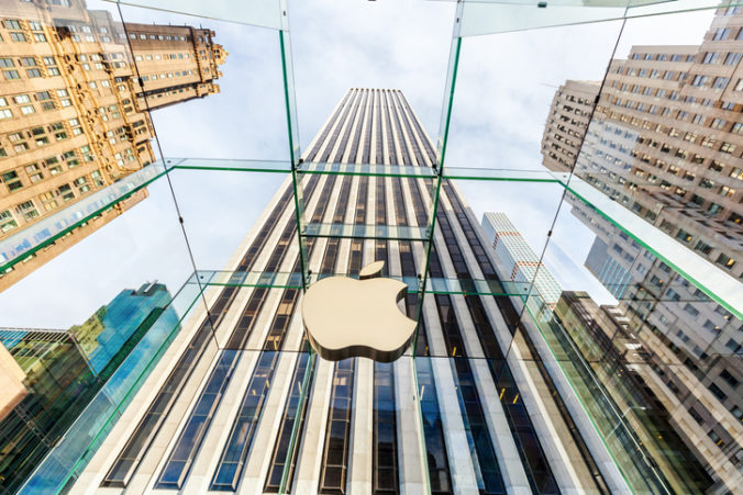 Apple napriek kríze posilňoval, je prvou americkou firmou s hodnotou dva bilióny dolárov