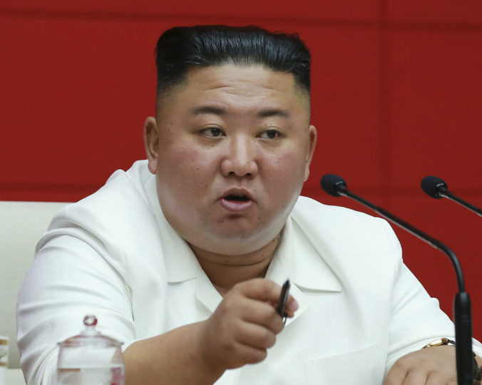 Kim Čong-un pripustil zlý ekonomický stav štátu, vážne ho narušili americké sankcie i koronavírus