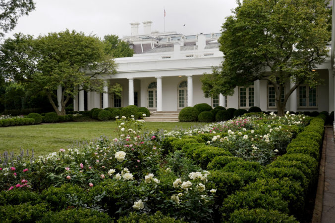 Ružovú záhradu Bieleho domu dokončili včas, Trumpovci odtiaľ vystúpia počas zjazdu republikánov