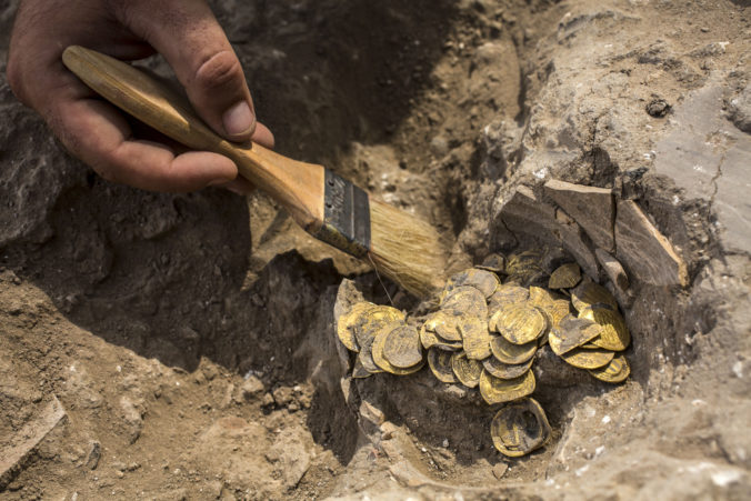 Poklad zlatých moslimských mincí objavili v Izraeli, väčšina je stará než tisíc rokov (foto)