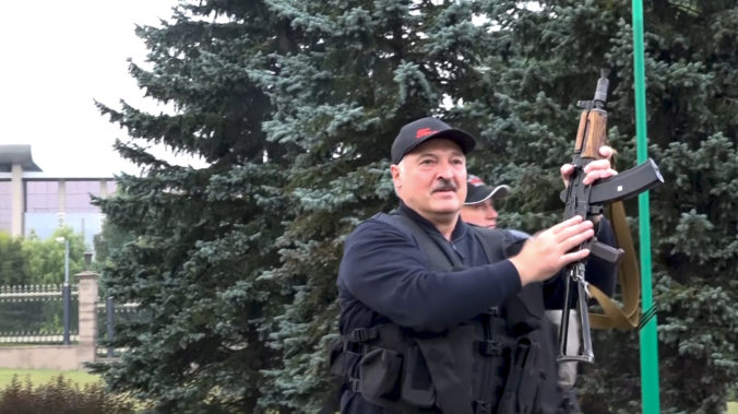 Polícia zatýka popredných aktivistov, Lukašenko prišiel na protest so samopalom v rukách (video)