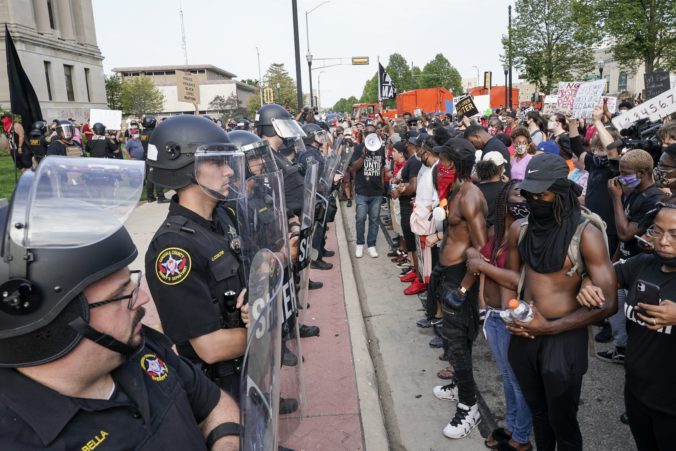 Protesty v americkom Wisconsine pokračujú, rozbúrený dav hádzal do policajtov fľaše i petardy