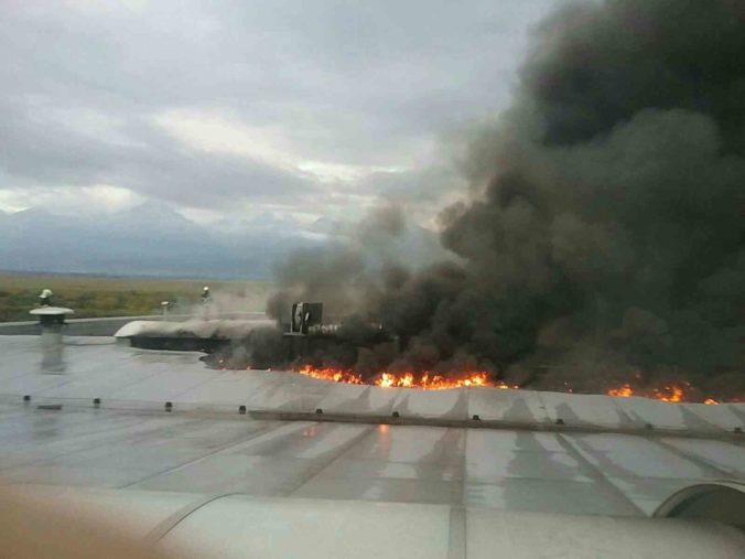 Výrobnú halu zachvátil požiar, oheň sa snaží zlikvidovať tucet hasičov (foto)