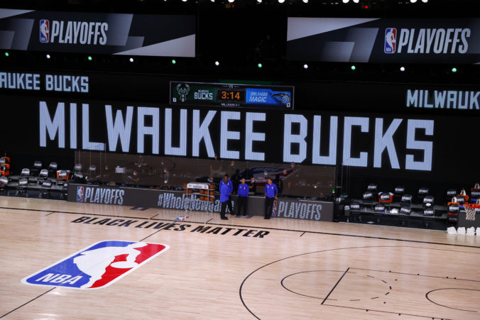 Basketbalisti Milwaukee bojkotovali zápas play-off NBA, po streľbe na Jacoba Blakea požadujú zmenu
