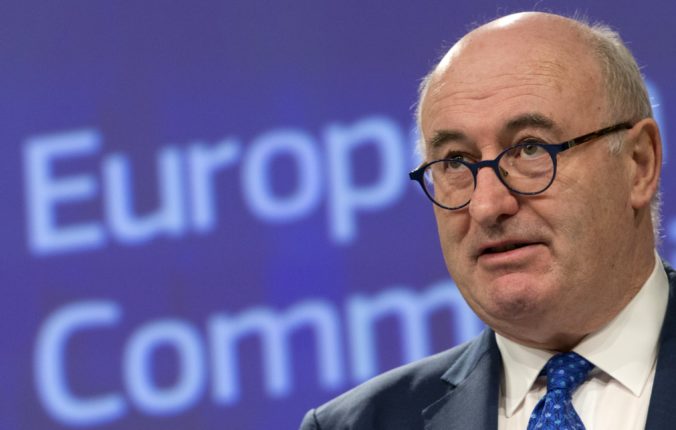Eurokomisár Phil Hogan odstúpil z funkcie, vraj obišiel pravidlá proti šíreniu COVID-19