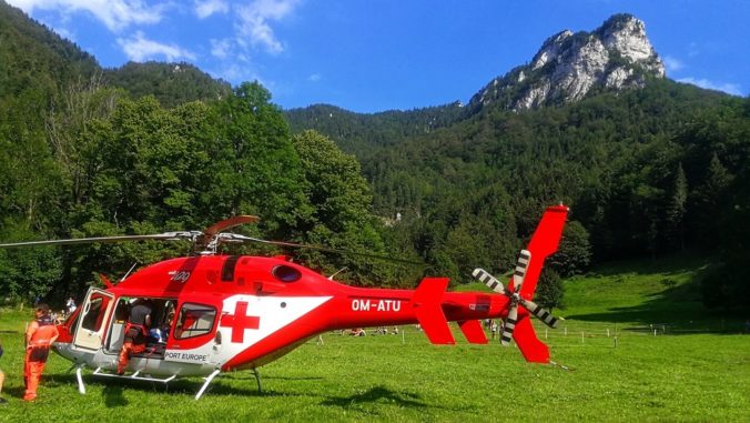 Horskí záchranári mali plné ruky práce, pomáhali zranenému dievčatku aj turistke na Kriváni
