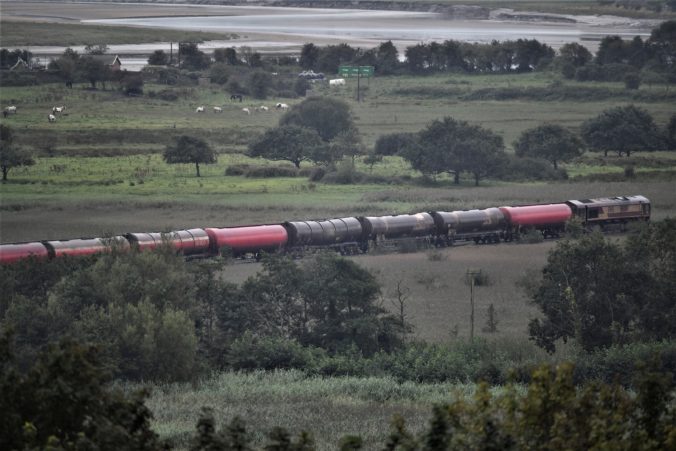 Vo Walese sa vykoľajil nákladný vlak s naftou a začal horieť, stovky ľudí museli evakuovať (video)