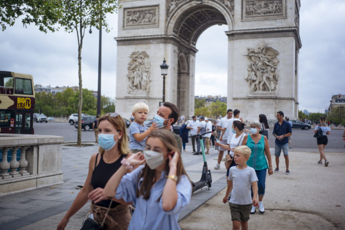 Paríž zavádza povinné nosenie rúšok na verejnosti, musia ich mať aj cyklisti či motorkári