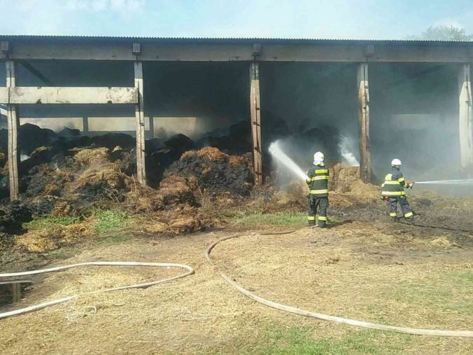 V senníku pri obci Koláre vypukol požiar, hasiči na mieste zasahujú už viac ako desať hodín (foto)