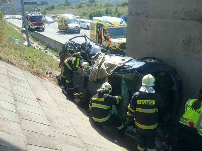 Auto vyletelo z cesty a skončilo pod diaľničným nadjazdom, nehodu neprežila jedna osoba (foto)