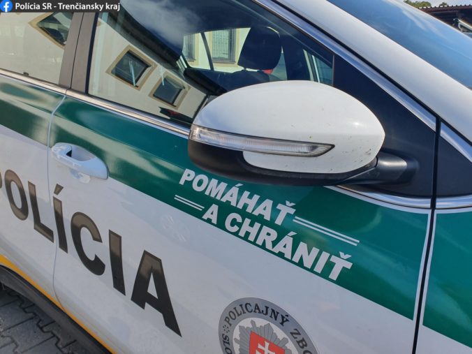 Policajná hliadka zastavila mladíka na Škodovke, šoféroval napriek zákazu